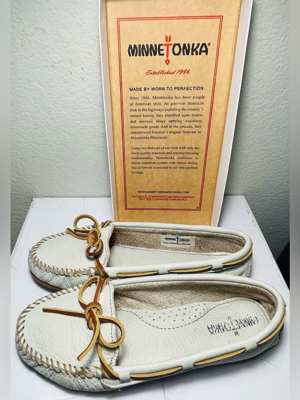 Minnetonka Off-White Leather Boat Moc Moccasin Loafers Size 8.5 w/ Box